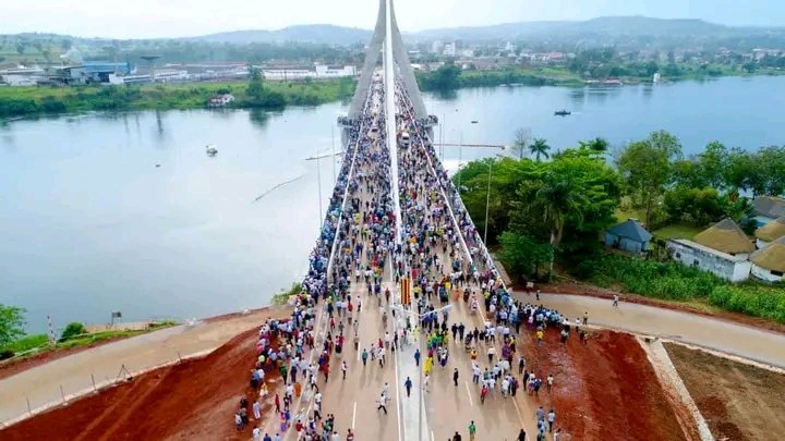 roadsensekenya's tweet photo. โ 17/10/2018.
Residents take a tour around the #SourceOfTheNileBridge after President Yoweri Kaguta Museveni had finished commissioning it.
๐ธ Jeff Mulongo. https://t.co/5Mh3kqtrKb