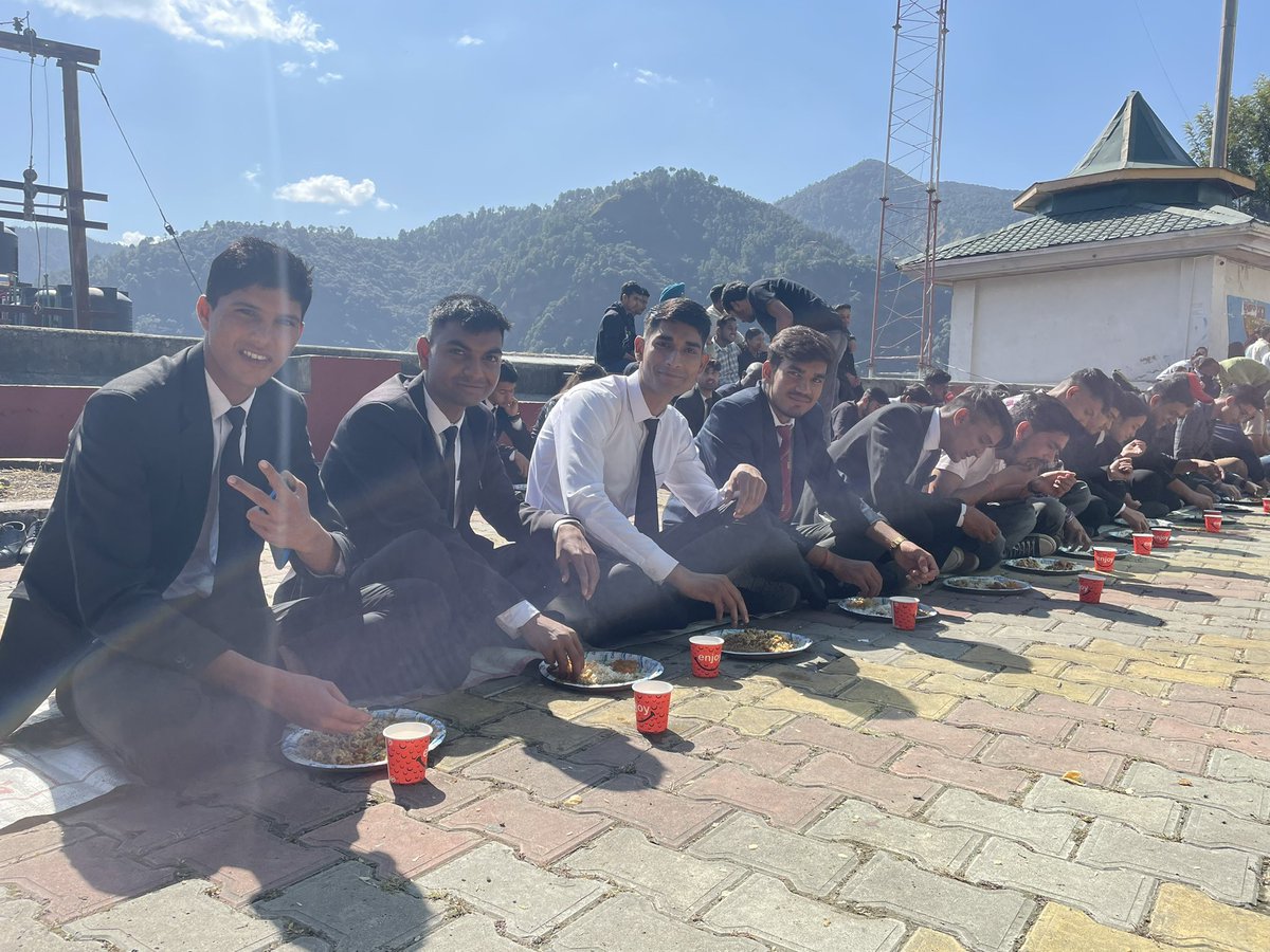 ShimlaUnivAGU's tweet image. Today, in the spirit of Navratri, the Shop Owners and Retail Union of APG Shimla University came together to organize a heartwarming Bhandara. 🌸🥘

. Kudos to all for spreading the festive cheer! 🌟

#NavratriCelebrations #CommunityUnity #DeliciousFeast #APGUniversity
