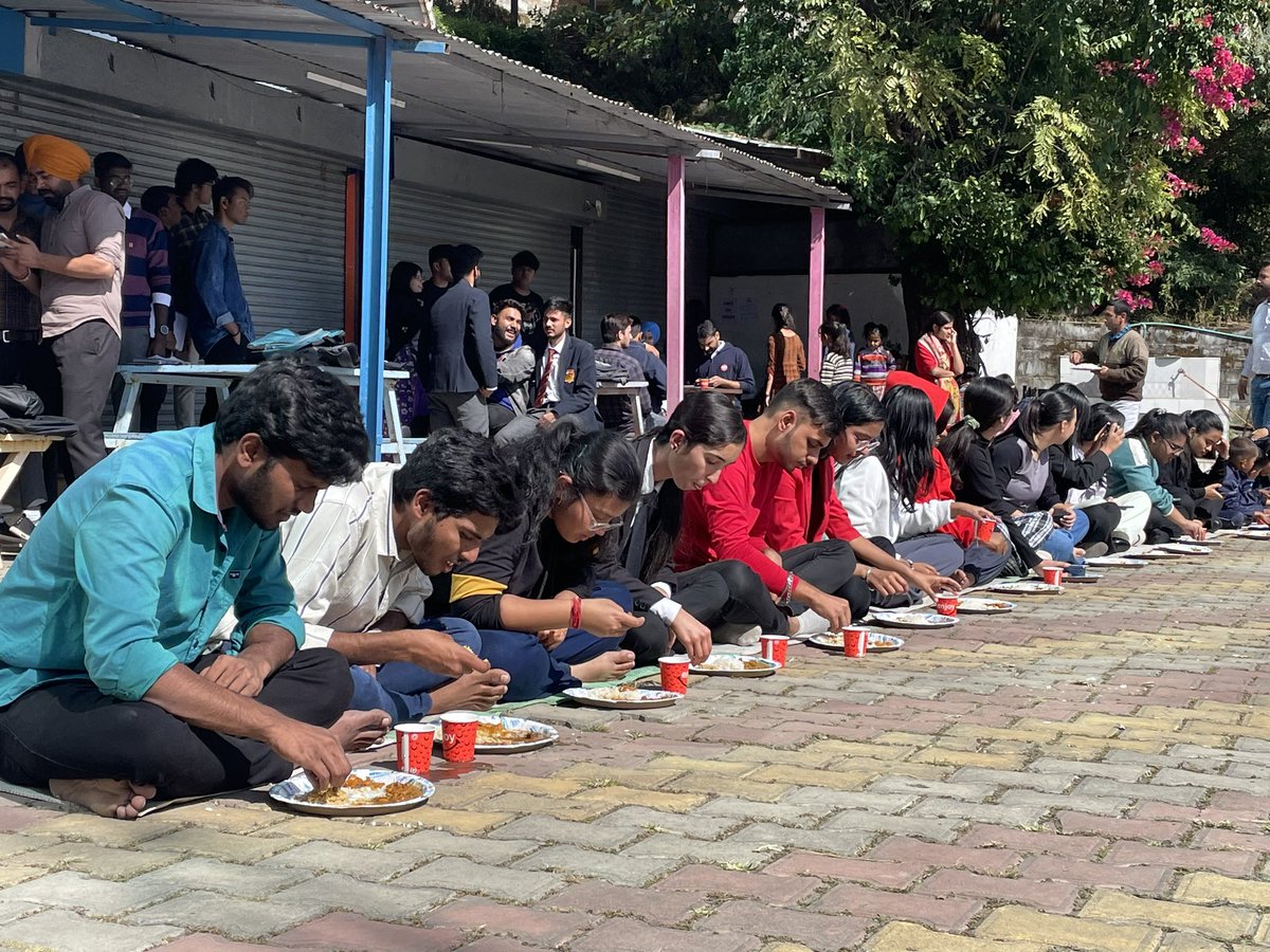 ShimlaUnivAGU's tweet image. Today, in the spirit of Navratri, the Shop Owners and Retail Union of APG Shimla University came together to organize a heartwarming Bhandara. 🌸🥘

. Kudos to all for spreading the festive cheer! 🌟

#NavratriCelebrations #CommunityUnity #DeliciousFeast #APGUniversity