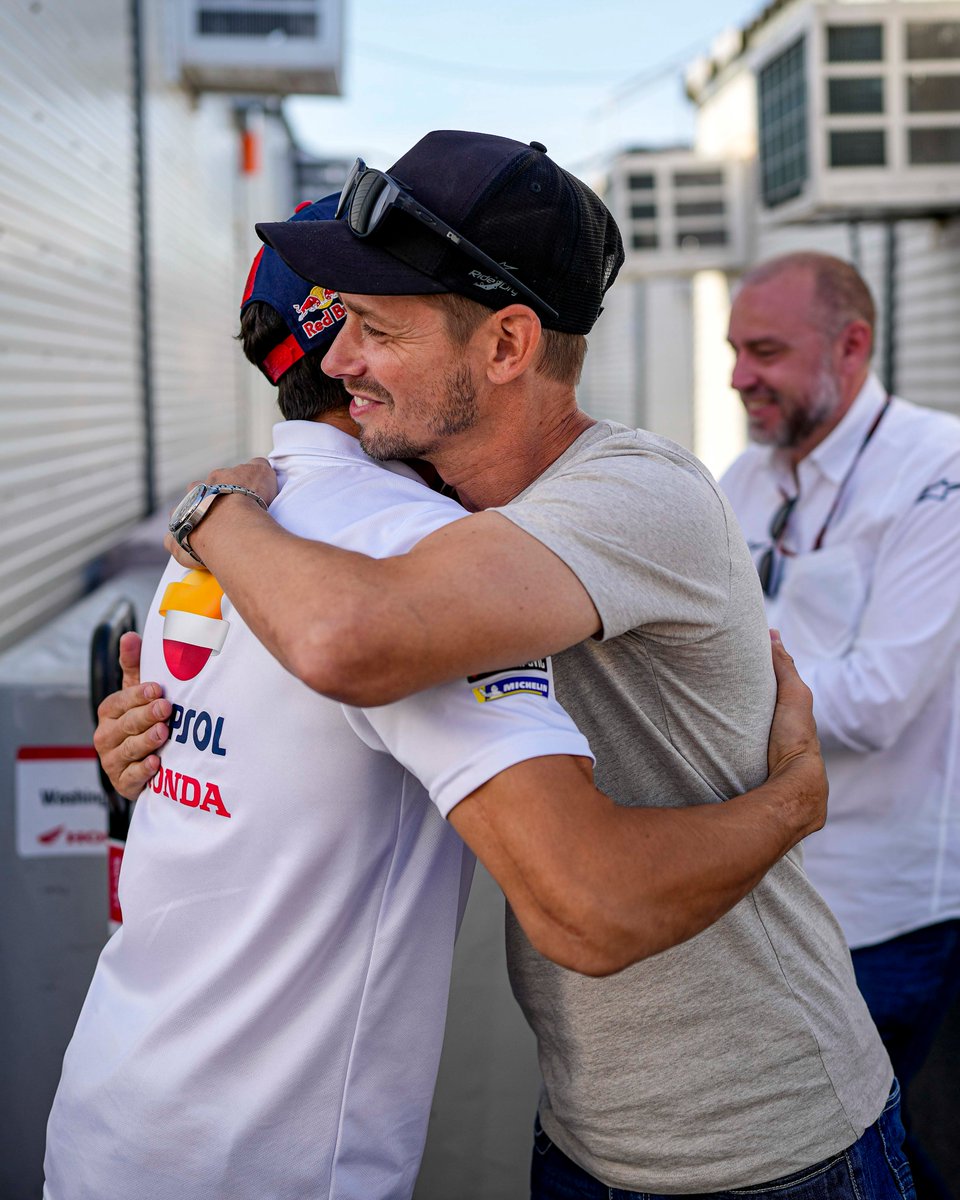 🐐 🤝 🐐

Phillip Island, lugar de reencuentros ✨ <a href="/marcmarquez93/">Marc Márquez</a> y <a href="/Official_CS27/">Casey Stoner AM</a>