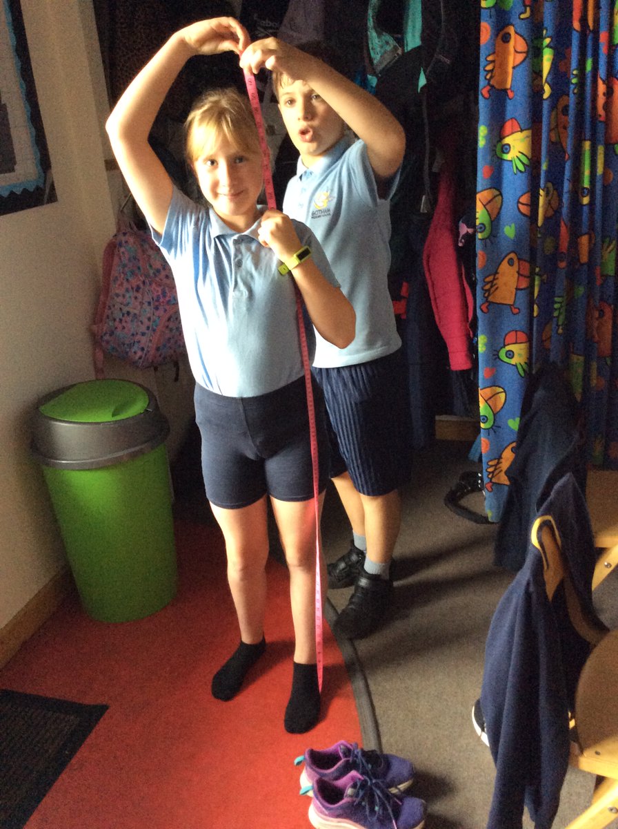 SchoolGotham's tweet photo. "Je mesure..."
Cedar class practised describing their hair, eyes and height in French. We used tape measures carefully. https://t.co/8Pln2iEYNy