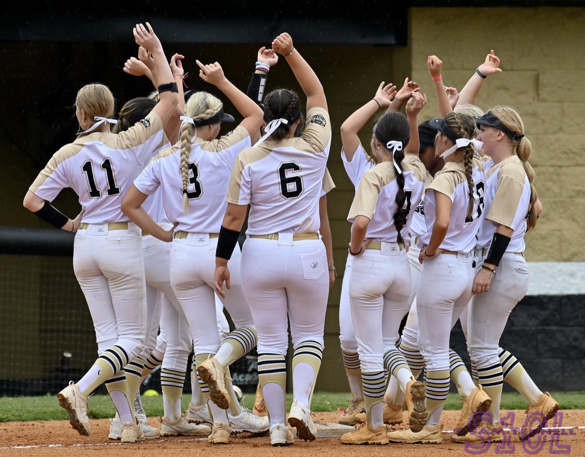 sadly our season ended coming up just one game short of columbus. 27 innings pitched in 2 days but couldn’t do any of it without the amazing girls on the field behind me. thank you mountain view softball for every part of the past 4 years, will forever miss it💛🖤@KKnudsen_33