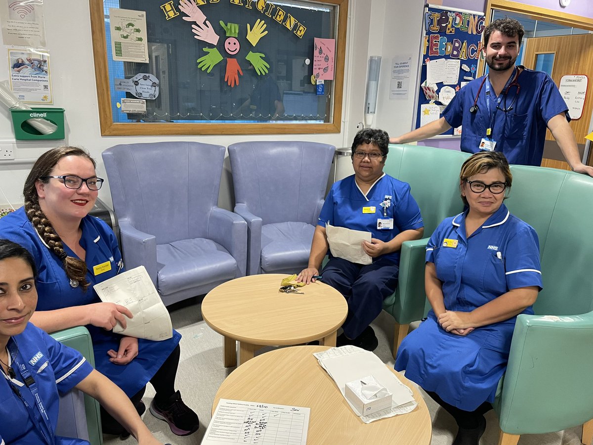 Safety huddles in action today on Fielding Ward. Checking in with each other and ensuring patient safety ❤️❤️@Li60022052 @KatyHow97717841 @Melsmith23 @PhillipsJackee @Piprich1