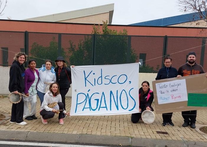 Huelga Esc. Infantil #Leganés 
💜 Las Flores 
💜 Rosa Caramelo
💜 Koala

 ☠️ Kidsco, adjudicataria asfixia a las trabajadoras.

✅️Las familias leganenses, pagan
✅️Ayuntamiento, paga
❌️KIDSCO, roba las ilusiones y salarios

🏫 ¿ El ayuntamiento  no puede revisar el contrato?