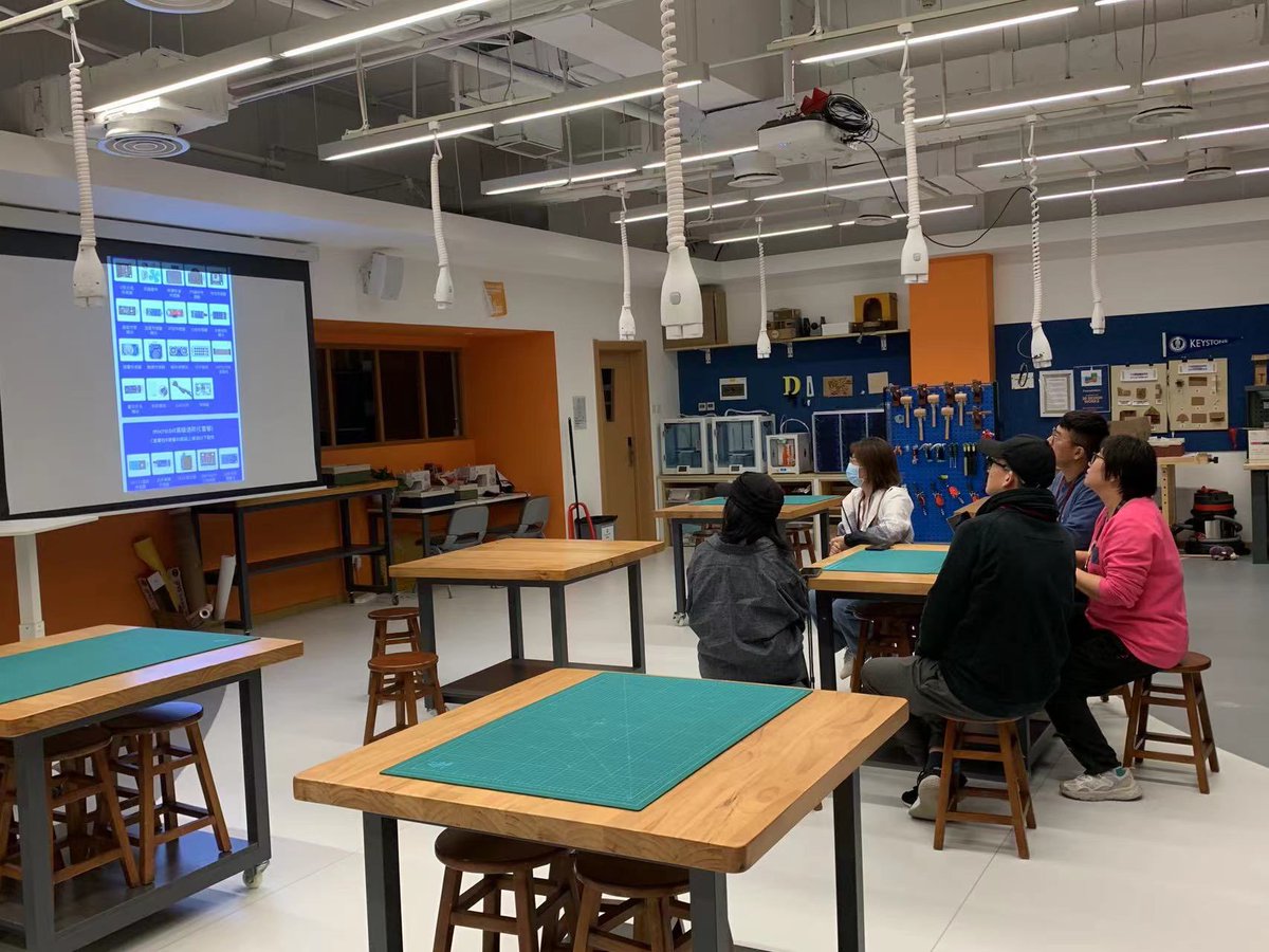 LiangKivi's tweet photo. 🙌 So grateful for our incredible parent volunteers who are sorting out materials for our makerspace monthly! 🛠️ It's an amazing opportunity for them to learn and engage with what our students experience in the room. #ParentVolunteers #Makerspace https://t.co/fbNhLIHI8L