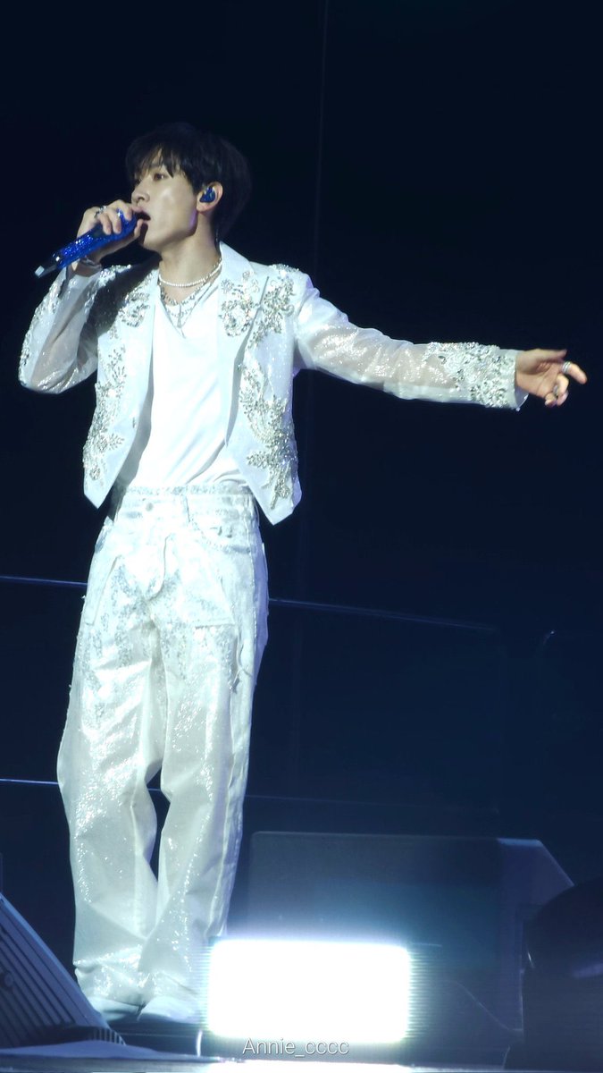 Hyukjaeloops's tweet photo. My handsome 😭🫠🤤🔥
#은혁 #EUNHYUK #HYUKJAE #DElight_PartyinNZ #SuperJuniorDnE https://t.co/3nD0sShLK1