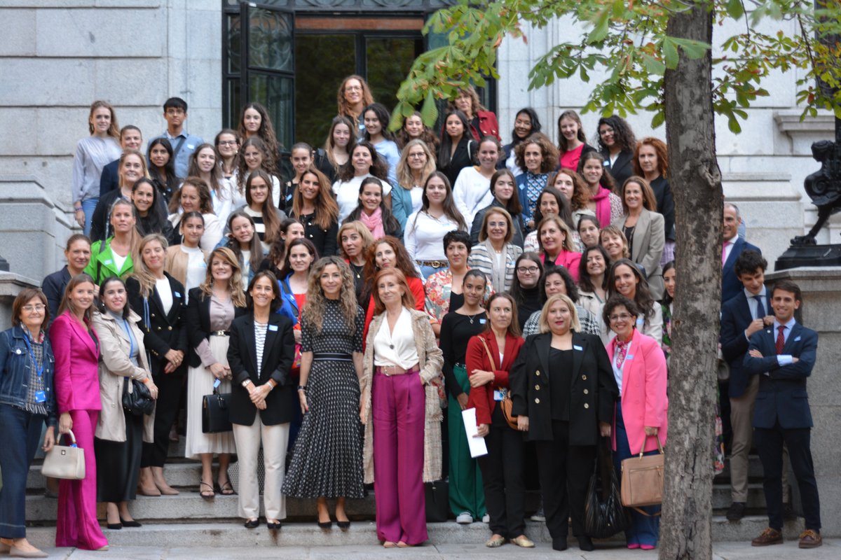 Ayer en @BolsaBME presentamos de la nueva edición del Club Financiero, un programa sobre #educación #financiera impartido por mujeres profesionales de @BlackRock. Gracias a todos los ponentes @BlackRock, @BolsaBME, @openbank_es, Sofía y Laura y asistentes por acompañarnos!