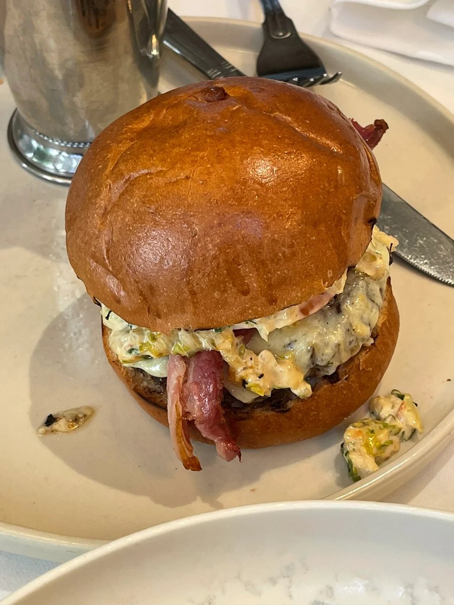 jb41euphemiah's tweet photo. Come to London Babylon Beach for lunch today and enjoy the weekend. It's only available on Sundays, but the dinner menu still surprises us, the black truffle pasta has a really strong cheesy flavor, and the beef burger has a very unique sauce, a mix of scallions and black truffle https://t.co/KRvr7CIM09