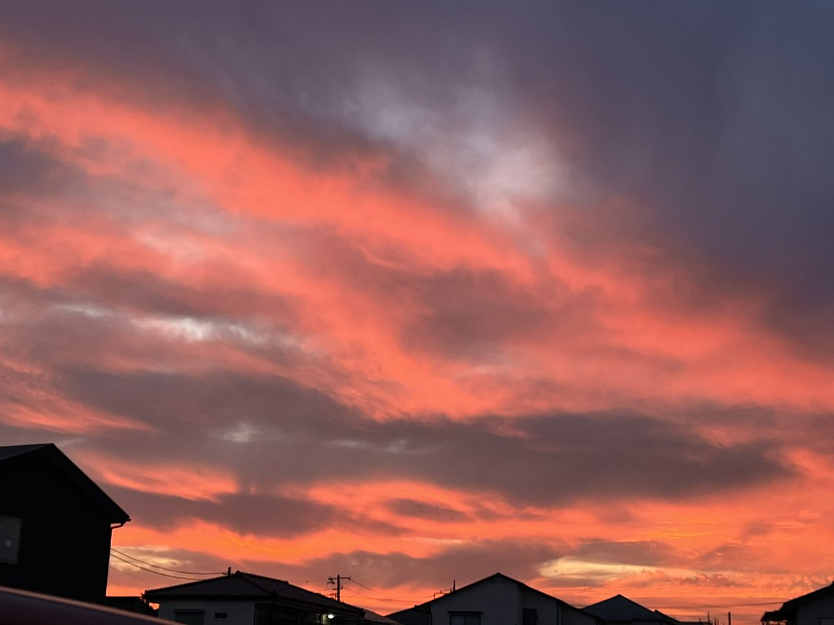 今日の夕焼け
素晴らしい赤だった。
あ〜〜〜幸せ。