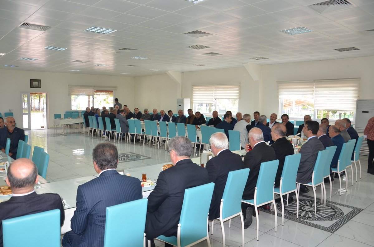 tokatozelidare's tweet photo. 19 Ekim #MuhtarlarGünü nedeniyle İl Özel İdaresi Sosyal Tesislerinde Valimiz Numan Hatipoğlu, Genel sekreterimiz Recep Gökçe ve İGMB Erol Duyum'un katılımları ile düzenlenen programda mahalle ve köy muhtarlarımızla bir araya geldiler.

Kıymetli muhtarlarımızın günü kutlu olsun. https://t.co/XmAXD3htM9