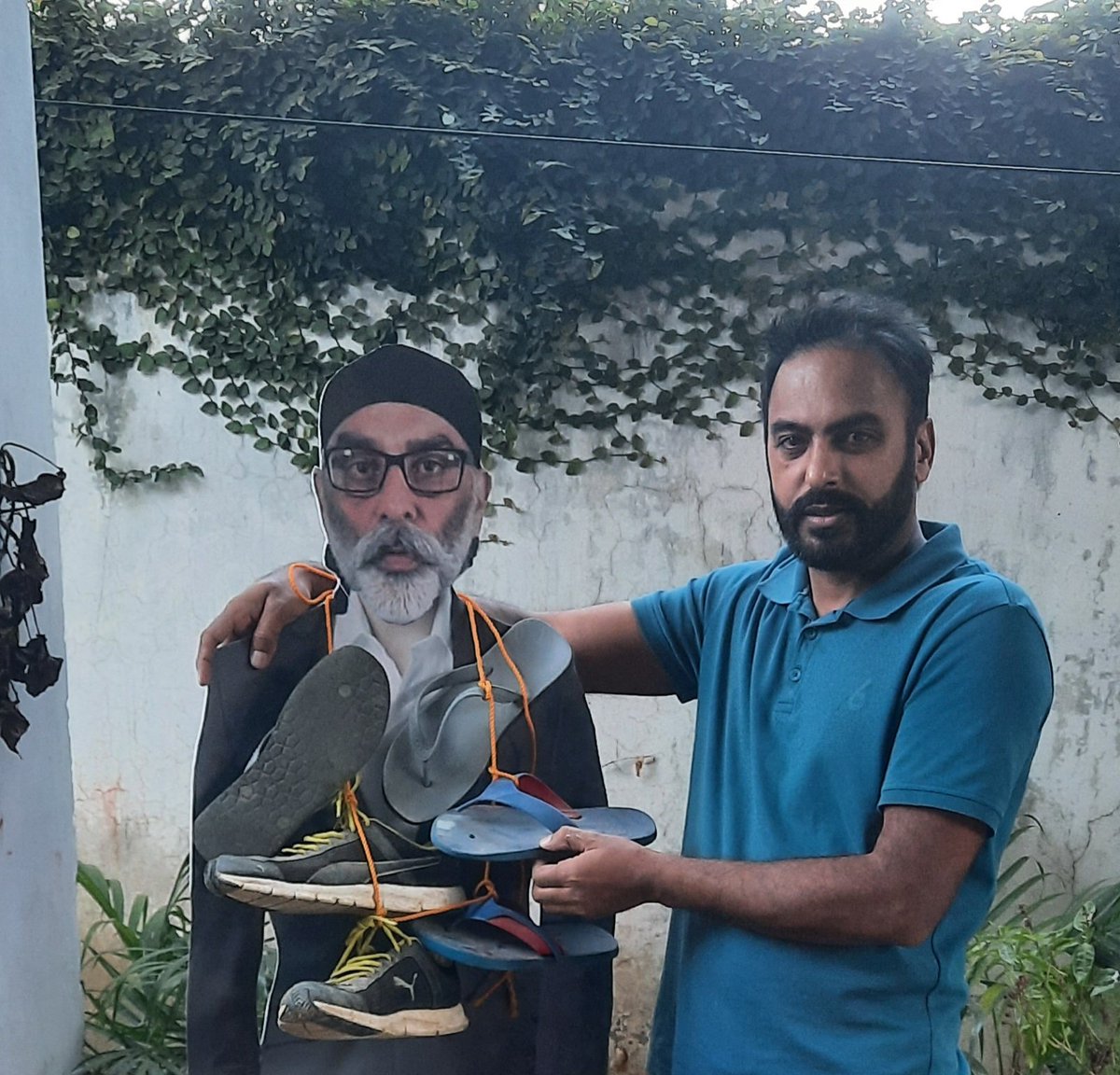 SarpanchMika's tweet photo. मैं ज्यादा इज्जत दे नहीं पाता 🇮🇳देश के गद्दार @SFJ_Gurpatwant @SFJGenCounsel को.. बस अब ये डेली ऐसे ही इज्जत करवाएगा मुझसे... वैसे यार शर्म नहीं मान रहा बड़ा बेशर्म है 🤣 @BJP4India @HMOIndia @IAjitDoval_IND @ramnikmann @AmarJit_IFS @NIA_India @research_analysis https://t.co/SbSSauD6xj