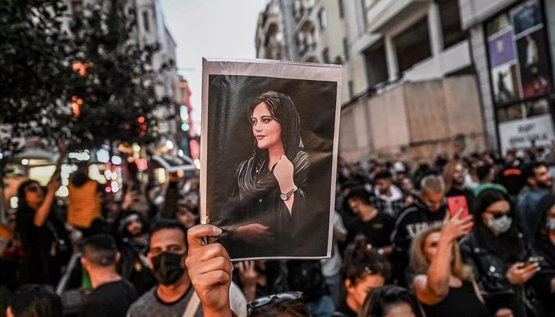 lauraboldrini's tweet photo. Grande gioia per la decisione del Parlamento europeo di assegnare la più alta onorificenza a Mahsa Amini e al movimento "Donna, vita, libertà". 

L'uccisione di Masha, dopo l'arresto perché non portava il velo come la legge del regime di Teheran obbliga a fare, è stata la scintilla dalla quale è nato un grande movimento animato dalle donne e che è stato in grado di coinvolgere larghissime fette della popolazione iraniana. Un movimento che continua a lottare nonostante la pesantissima repressione da parte del regime con ferimenti, arresti, torture, uccisioni. 

Dopo il Nobel per la Pace all'attivista Narges Mohammadi, il premio Sacharov a Mahsa Amini e a "Donna, vita, libertà" è un tributo necessario alla lotta per la libertà, l'uguaglianza e i diritti.

#MahsaAmini #donnavitalibertà