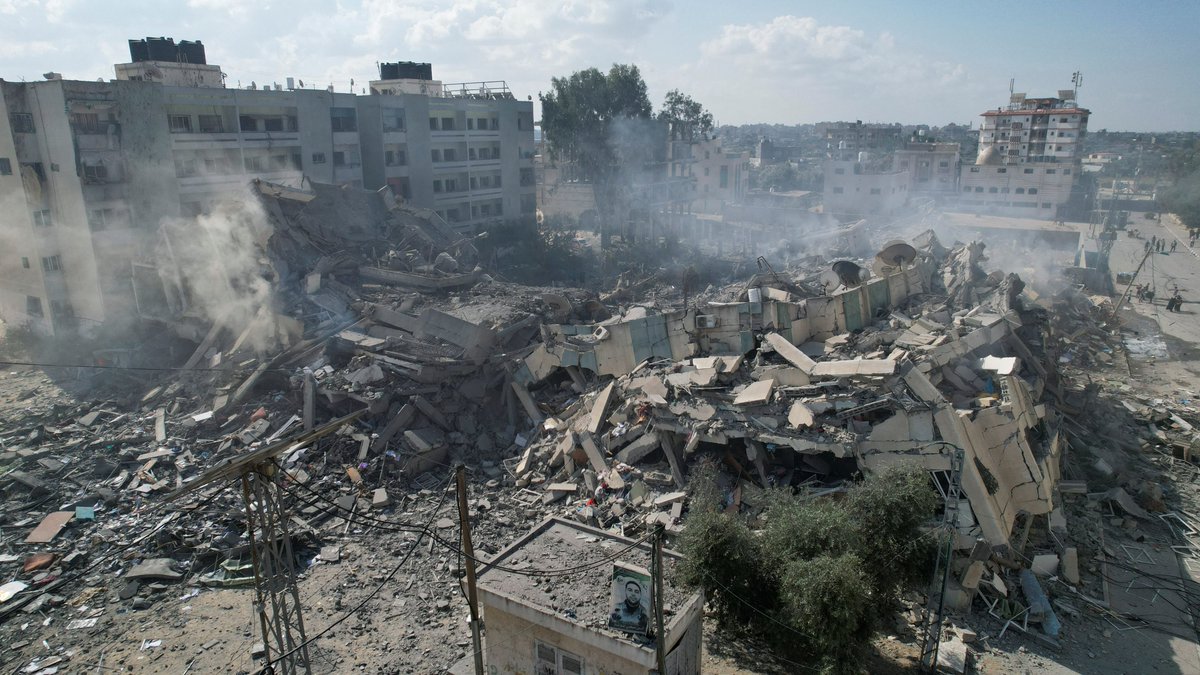 AJEnglish's tweet photo. The aftermath of Israeli strikes in al-Zahra, southern Gaza City. — in pictures

🔴 LIVE updates: https://t.co/4OQxw6g28U https://t.co/hEnEGMandG