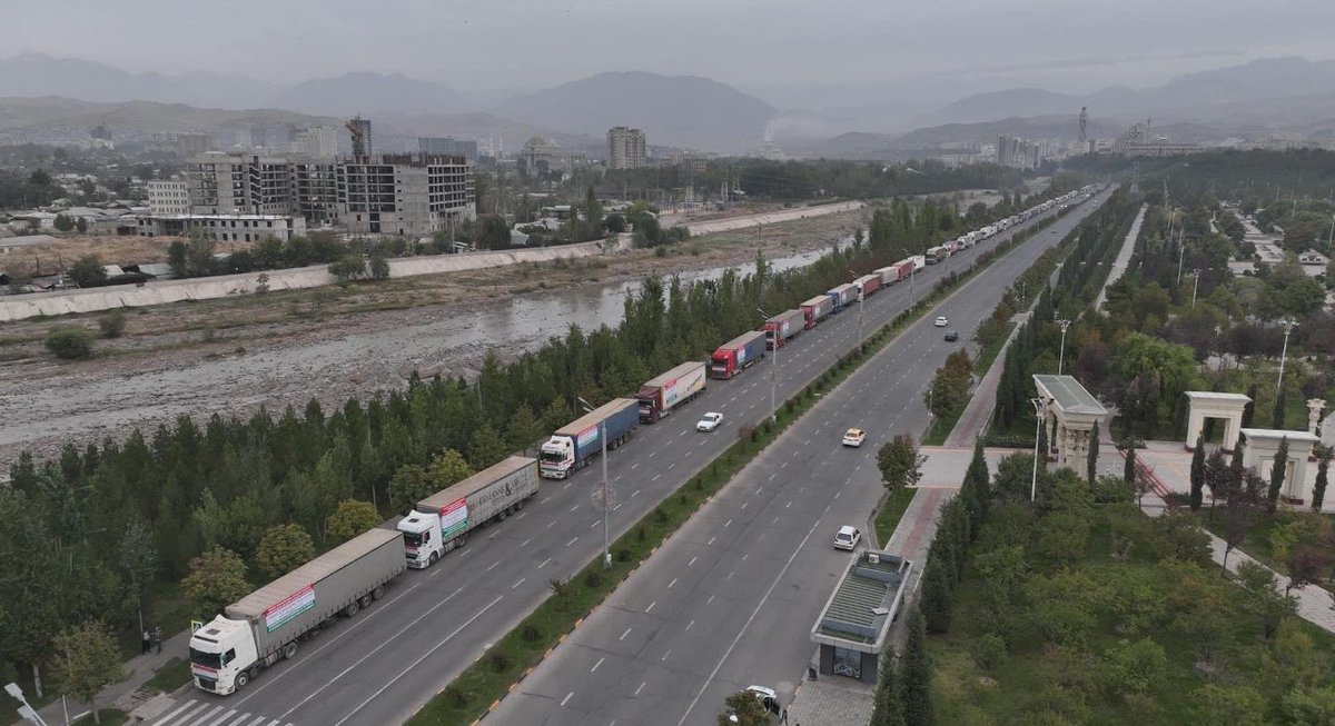 HabibKhanT's tweet photo. Tajikistan is six times smaller in terms of land and 24 times smaller in terms of population than Pakistan but is sending a convoy of 100 trailer trucks loaded with aid to support Afghanistan’s earthquake victims. In contrast, Pakistan has pledged 50 tents &amp; 500 blankets. https://t.co/PGLBLp3dOY