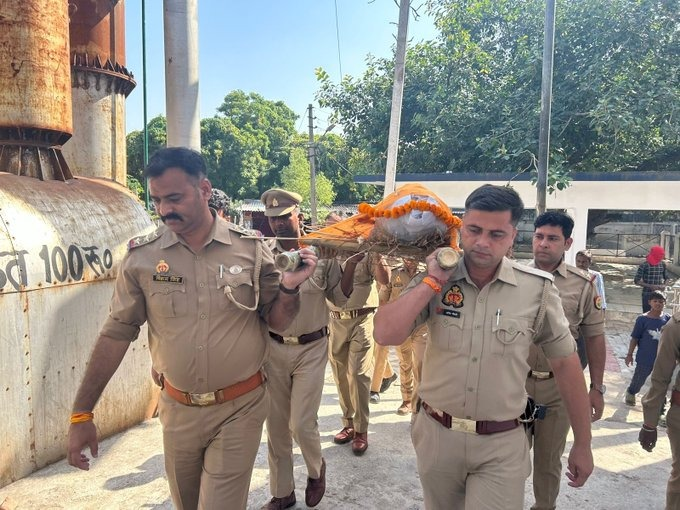 जो खाकीधारियों को गाली देते हैं उनके लिए तस्वीर एक जवाब है

पुलिसकर्मियों ने दिया बुजुर्ग महिला की अर्थी को कांधा  

वृद्ध महिला की मृत्यु के बाद पुलिसकर्मियों ने किया अंतिम संस्कार

<a href="/lkopolice/">LUCKNOW POLICE</a> <a href="/Uppolice/">UP POLICE</a> <a href="/PoliceSewakHai/">पुलिस सेवक है</a>
<a href="/JajbatiKhaki/">जज़्बाती खाकी</a> <a href="/dgpup/">DGP UP</a> #UPNews #UttarPradesh