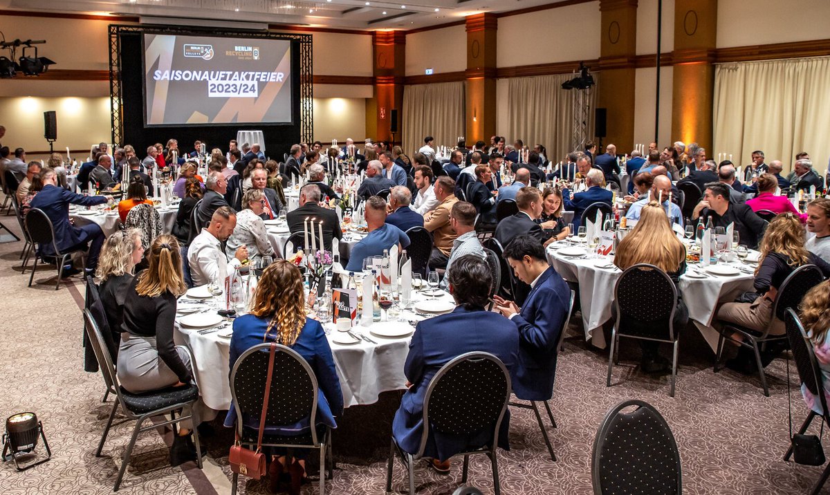 Die <a href="/BRVolleys/">BR Volleys</a> sind zurück und wir feiern den Saisonauftakt 2023/24 mit großer Begeisterung!

Unser Projektleiter Franz Fitkau war vor Ort und hat mit dem gesamten Team und weiteren Sponsoren gefeiert.

Wir freuen uns auf eine erfolgreiche Saison voller aufregender Spiele.