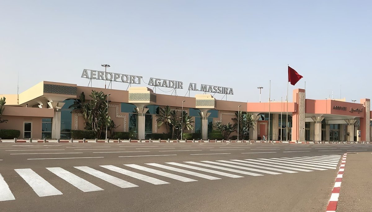 🛫 Agadir prévoit d'investir 800 millions de dirhams pour une transformation majeure de son aéroport, avec la rénovation du terminal actuel de 25 000 m² et la construction d'un nouveau terminal de 45 000 m². L'objectif : passer de 1,7 million de passagers à 4,4M d'ici 2040