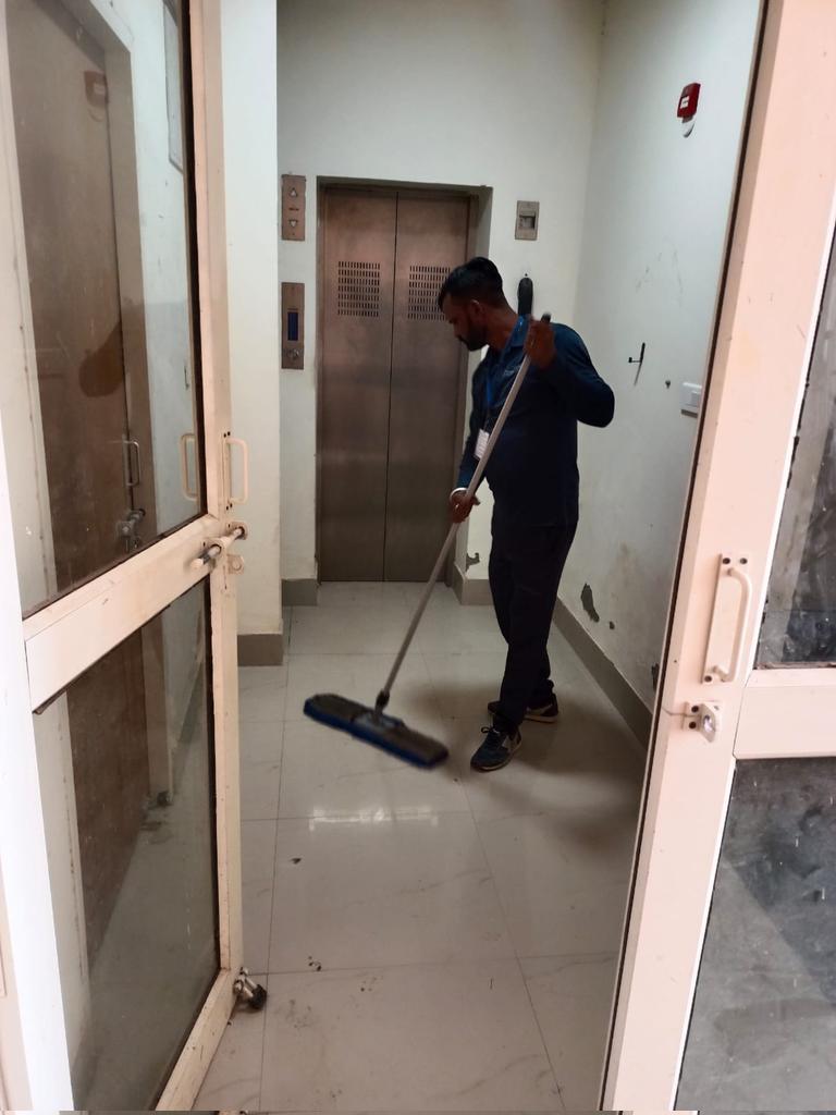 BikanerAirport's tweet photo. #Specialcompaign3.0 के तहत आज @BikanerAirport पर CNS प्रचालन यूनिट रडार भवन की साफ सफाई की गई.
#CleanIndia #AirportCleanliness 
@AAI_Official @aaiRedNR https://t.co/sLsjB9yHFe