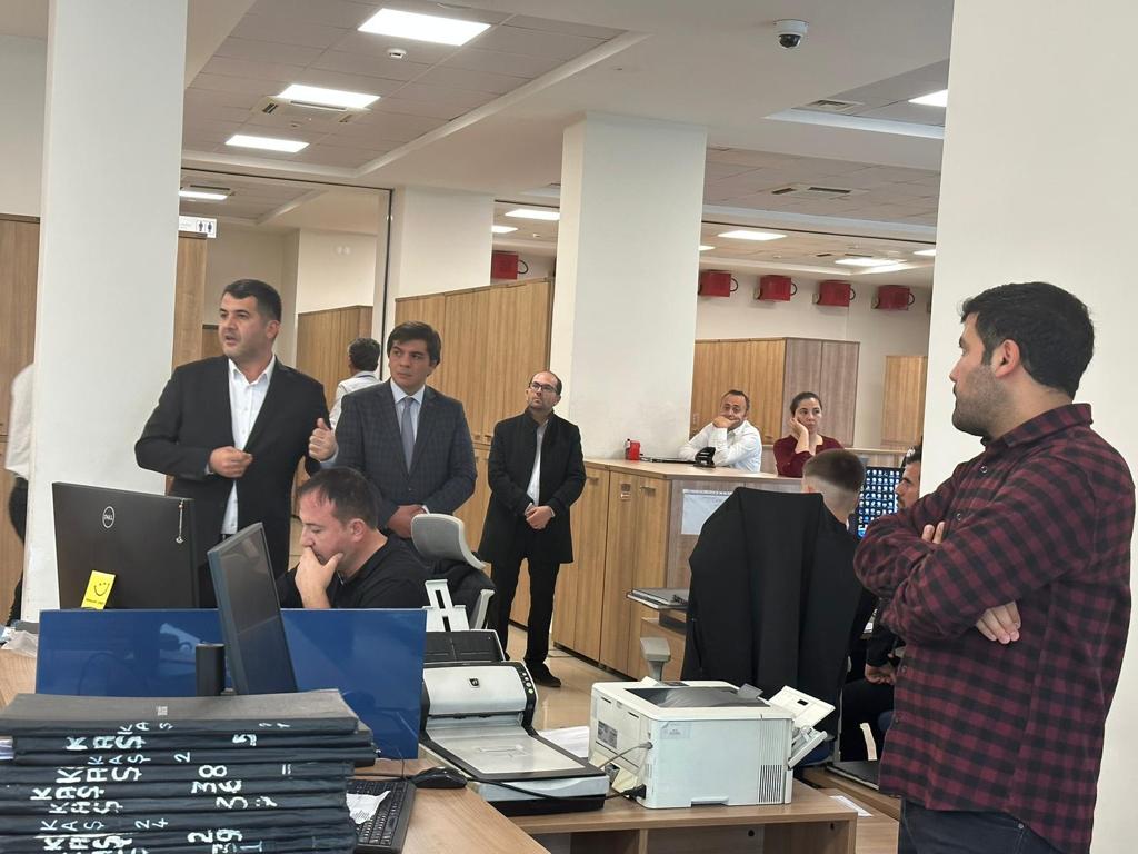 Kayseri’de Şiddete Uğrayan Tapu Çalışanlarını Ziyaret Ettik.
17.10.2023 tarihinde Kayseri Kocasinan Tapu Müdürlüğünde şiddete uğrayan Tapu Çalışanları Ali YILDIRIM ve İbrahim GÜNDOĞDU’yu Genel Başkanımız Zafer ÇELİK, Genel Başkan Yardımcımız Özgür SÜZGÜN ve Kayseri İl temsilcimiz