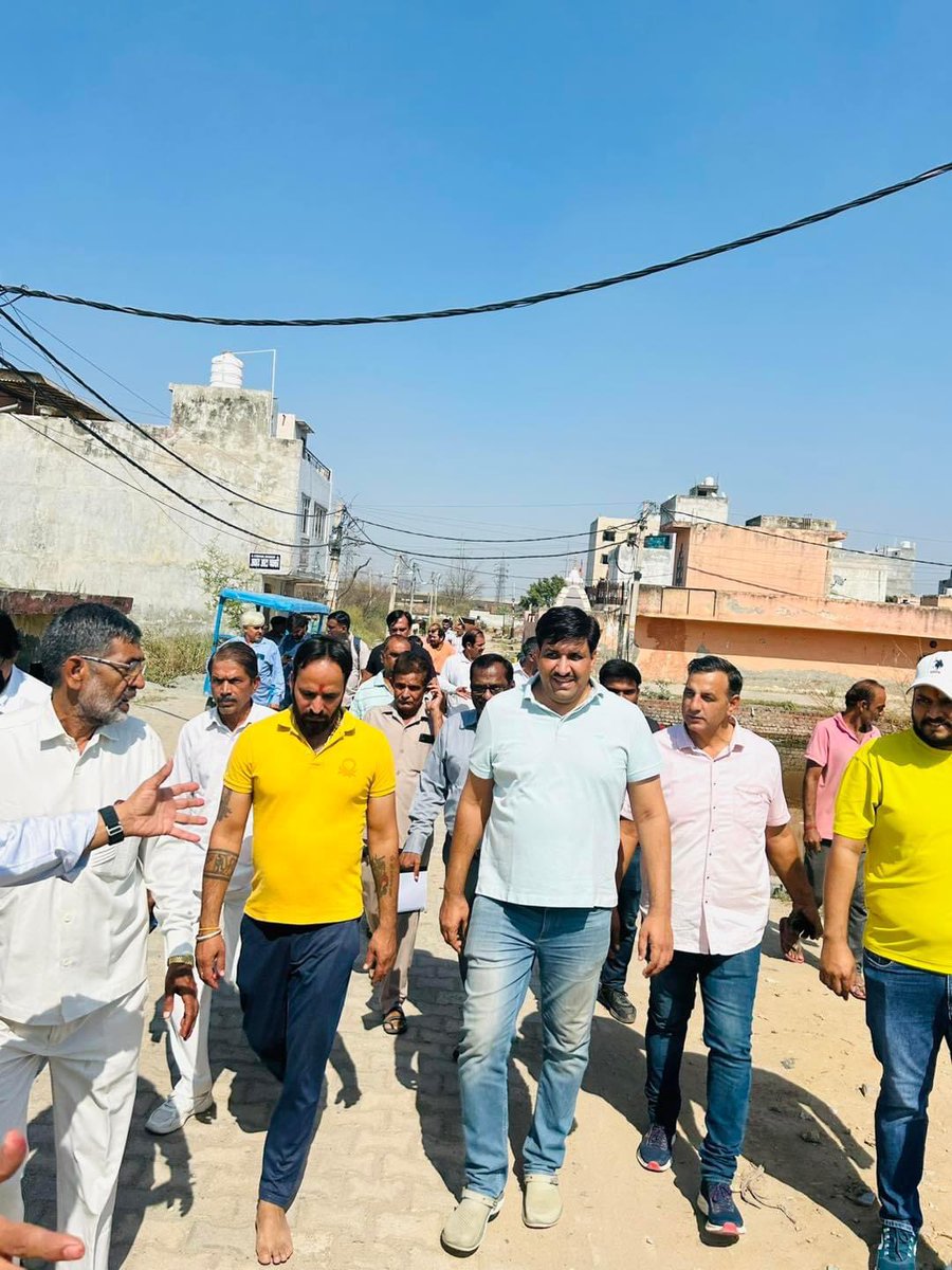 MundkaAC08's tweet photo. आज रामा विहार कॉलोनी में सभी जन समस्याओं के लिए #DelhiJalBoard, #TataPower, #FloodDepartment, #IGLGas और #SewerDepartment के सरकारी अधिकारियो के साथ मुण्डका विधायक प्रतिनिधि @Sunillakra007जी ने दौरा किया.
@DharampalLakra
#ArvindKejriwal
#ramavihar
#mundkavidhansabha https://t.co/nOHJjncqDT