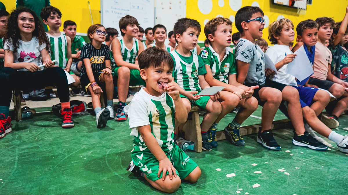 BaloncestoSev's tweet photo. ¡Una visita inolvidable en el colegio Aljarafe con el equipo! Disfrutamos con actividades, firmas de autógrafos y un montón de 🎁.

¡Inspiramos a los peques a soñar en grande y perseguir sus metas en la pista y en la vida!💭💚

#SeClavaEnElCorazón #LEBOro #BetisBaloncesto https://t.co/AhXQZrSOtX