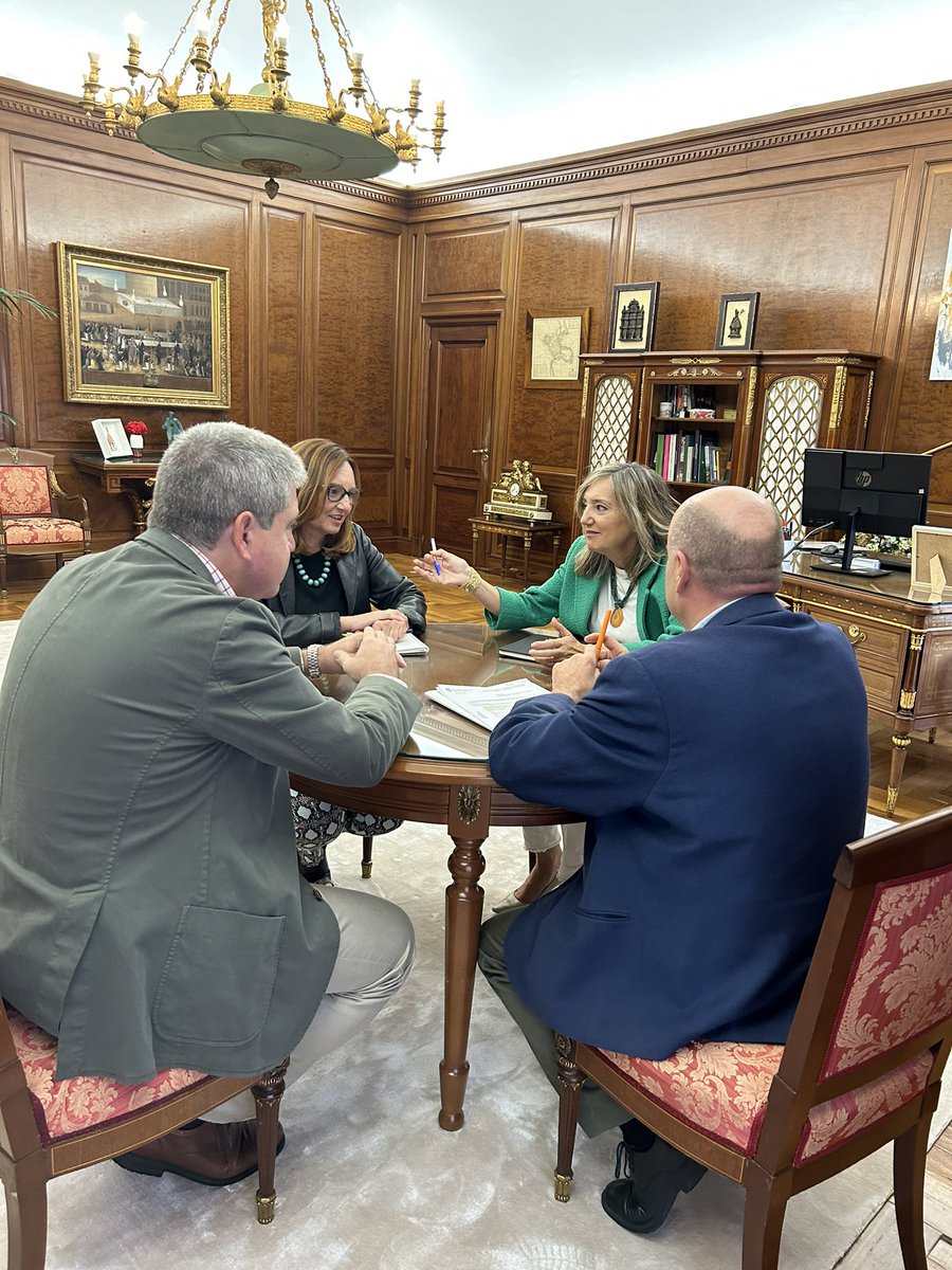 Reunión con la Asociación Navarra de Hostelería. Tratamos temas para impulsar nuestra ciudad. Trabajaremos para fortalecer el sector de la hostelería y promover un futuro próspero para Pamplona. 

#Pamplona #AyuntamientoPamplona #Alcaldesa #Asociación #HosteleríaNavarra