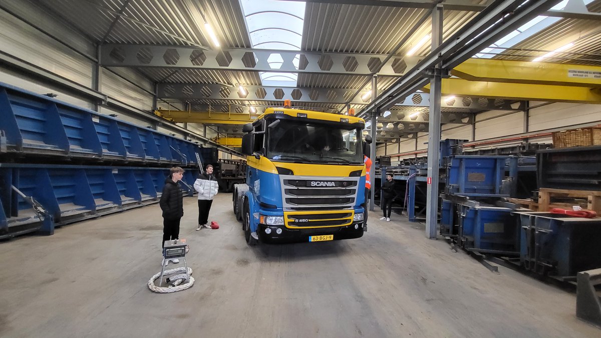 Combextransport's tweet photo. Vandaag was het tijd voor de jaarlijkse Techniekdag van @singelland. We hebben een groep van bijna 25 scholieren een kijkje mogen geven in onze werkplaats. Wij vonden het leuk dat jullie er waren!

#techniek #transport #veiligheid #logisitiek #duurzaam #toekomst https://t.co/hMxagxVhN7