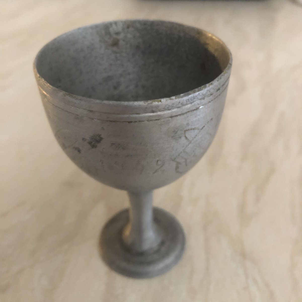 kallevihtari's tweet image. Tätini halusi antaa tämän pikarin minulle. Pappani tuonut tämän Syväriltä. Valmistettu lentokoneen alumiinista. Kyljessä lukee ”Muistoja Syväriltä 1942”. #himmetäeimuistot #pappa❤️ #syväri