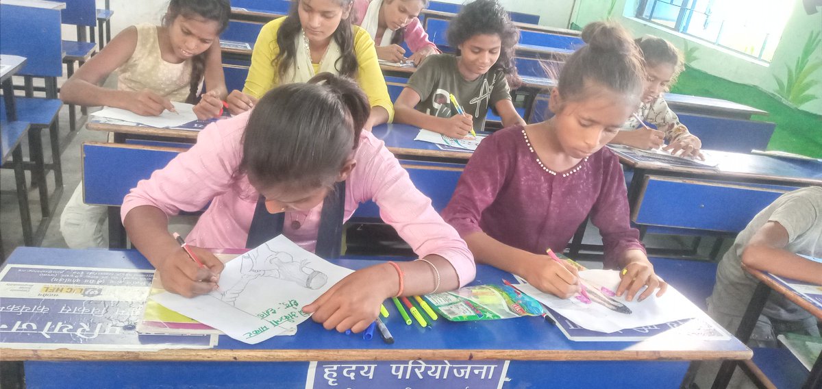 Kanchan55525246's tweet photo. हृदय परियोजना के अंतर्गत कार्यात्मक सक्षरता केंद्र की किशोरियों को आज "लड़कियों के साथ छेड़ छाड़", "नाबालिक छात्रा को अकेला पाकर छेड़ छाड़", "महिलाओं के साथ छेड़खानी", व महिला सुरक्षा एवं सशक्तिकरण जागरूकता, जिसके अंतर्गत किशोरियों ने काफ़ी उत्साह के साथ प्रतिभाग किया @LIC_HFL https://t.co/PuMOvQrIo5