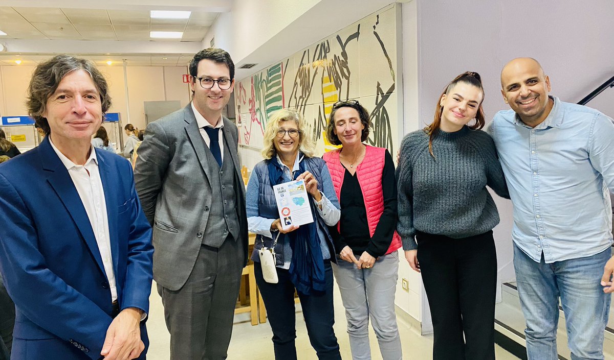 Mairie9Paris's tweet photo. Retour à la cantine pour les parents du collège Gauguin pour découvrir l’univers dans lequel déjeunent leurs enfants et le menu spécial #legrandrepas #semainedugout imaginé par le chef Raphael Rego @dburkli https://t.co/yVAIcfpTaI