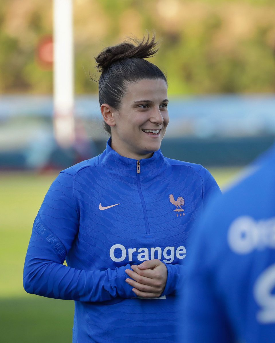 Près d'un an après sa dernière convocation, @MBourdieu9 fait son retour chez les Bleues 👏🇫🇷 #FiersdetreBleues