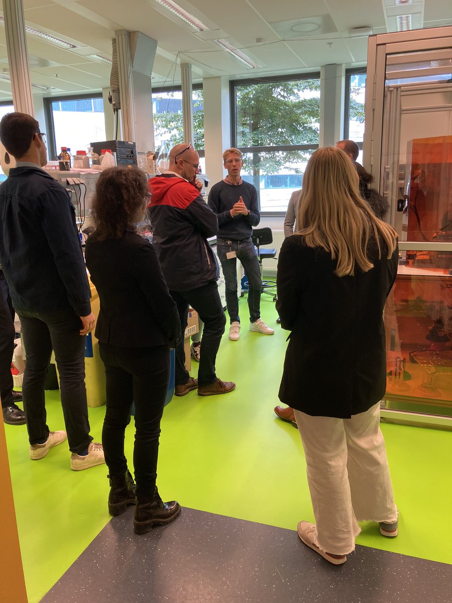 NoelGroupUvA's tweet photo. .@FabianRaymenan1 is showing proudly our labs to the @flix_project consortium #horizon2020 #FETopen @UvA_Science @HimsUva https://t.co/knRIILVzyQ