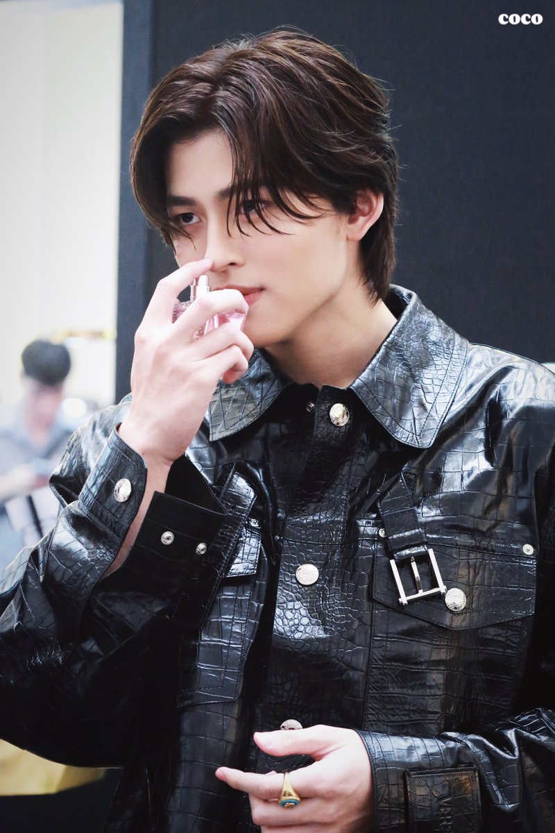 coco_covv's tweet photo. 231019

✨🐻

Versace x Pond

@ppnaravit #ppnaravit 
#DylanPurplexPond
#VersaceHolidayFragrance https://t.co/S4wf82bmkB