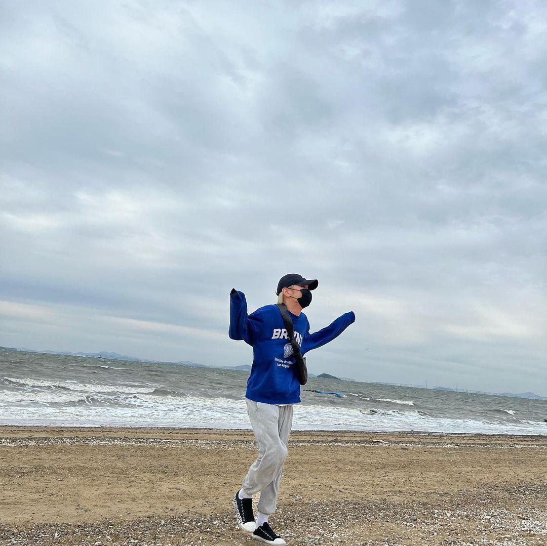 [211019] bumkeyk instagram update “day trip grilled clam i didnt think it would be this cold!”