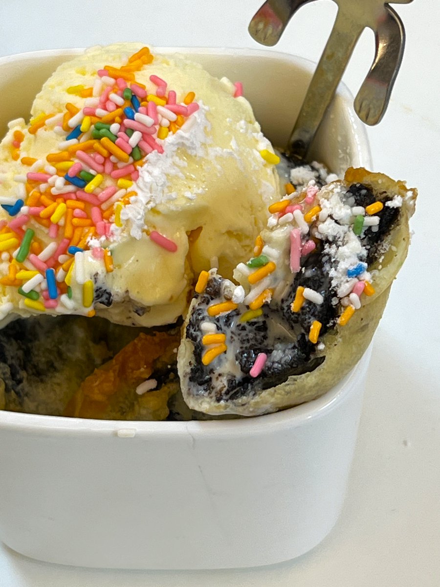 gunw00kii's tweet photo. 저 여기 단골입미다 밥 진짜 맛있고요 사이드로
가지튀김 &amp; 오레오튀김 이 두개가 미친놈마냥 마싯더요.. 바삭하고 얇은 튀김옷에 저 특제소스 찍어드시믄 죽음임 오레오 튀김은 밥 다 먹어 갈 때 쯤 달라고하세요 아스크림 녹으니까! 꼭 드셔보세요 진심임 https://t.co/3btJDtB6rH