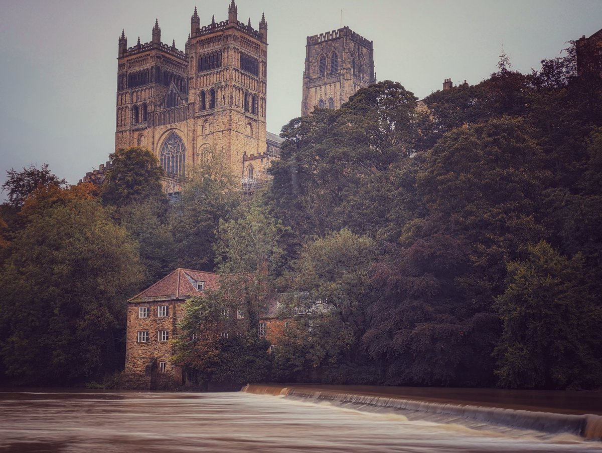 AQO414's tweet photo. Autumnal Durham. Good to get out after Uni this morning, the rain was a good ⛪📸 https://t.co/Z77KUK6DD3