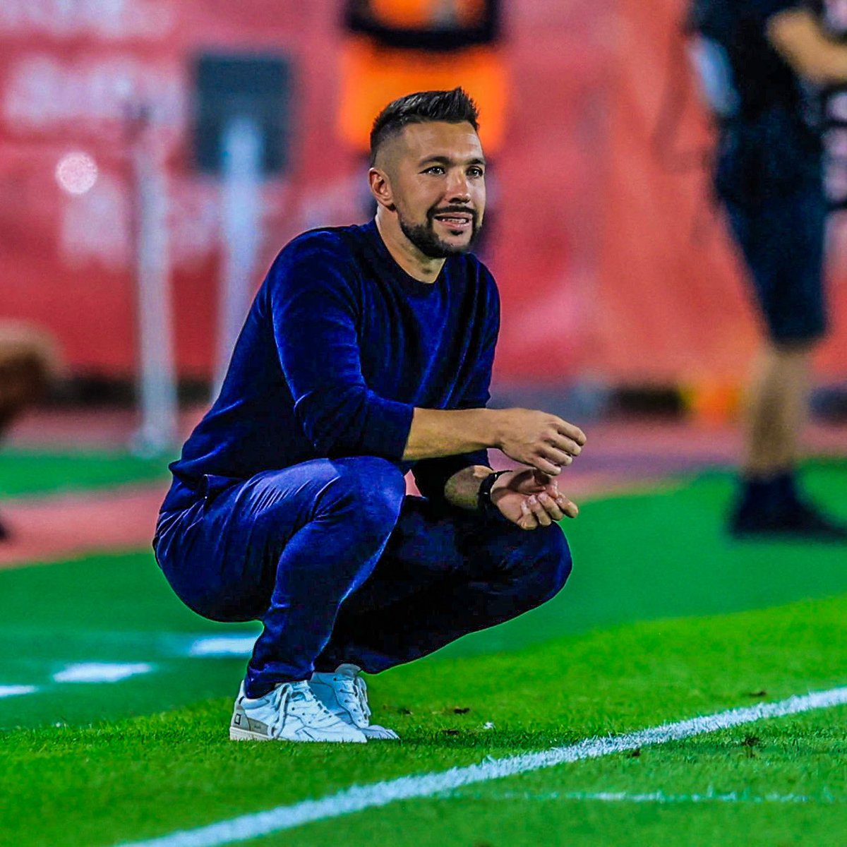 eurofootcom's tweet photo. 🇮🇹💻 OGC Nice manager Farioli reveals De Zerbi hired him through a tactical analysis piece on the internet...

"One day, I wrote an article about Foggia on the internet on a website called Wyscout. Shortly after, I received a congratulatory message from a member of De Zerbi's technical team." 

"We started working together after a year and a half… we focused on football 24 hours a day. Sometimes we were still working on the computer at 2am. Those were good times." (@lequipe)

Right now, Farioli's side OGC Nice are unbeaten in Ligue 1, notably beating PSG 3-2. He's just 34-years-old. ✨⚽️