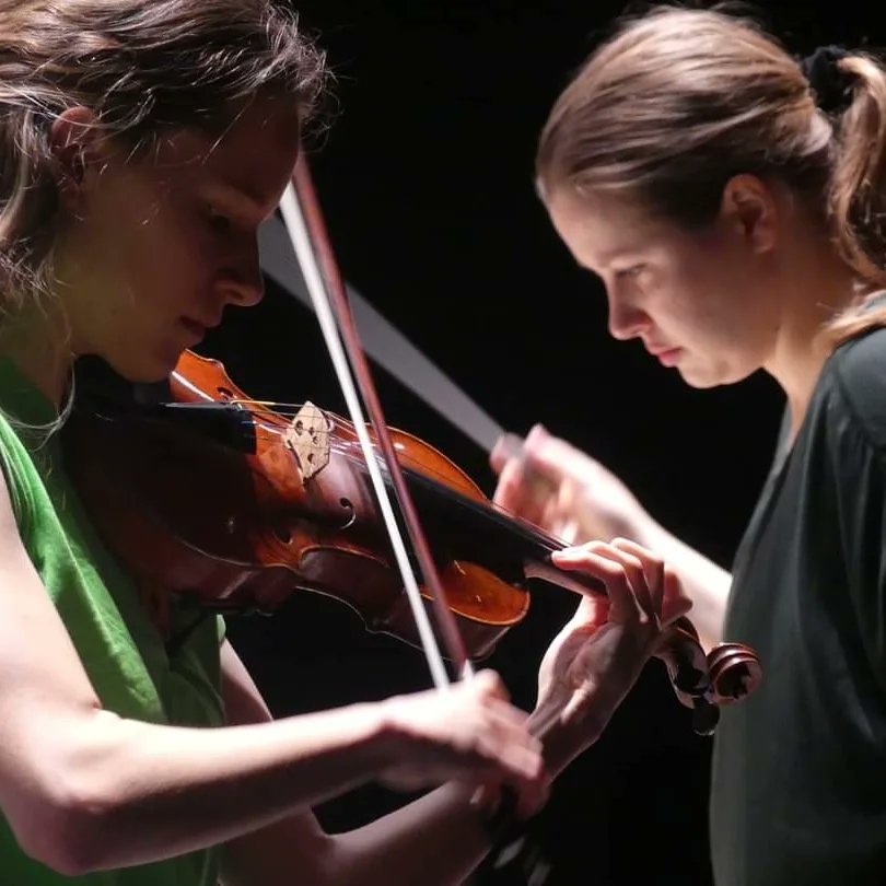 ¡Algunas instantáneas del ENSAYO GENERAL en <a href="/auditorio_bara/">Auditorio Barañain</a> del concierto de abono 🖼VENTANAS ABIERTAS👐🏾 con la violinista norteamericana AUBREE OLIVERSON🎻 y la maestra EMILIA HOVING📍que disfrutaremos ESTA TARDE en <a href="/baluarte/">Baluarte</a> (19:30h) y MAÑANA VIERNES en <a href="/tudelacultura/">Tudela-Cultura</a> ⭐️🍂!