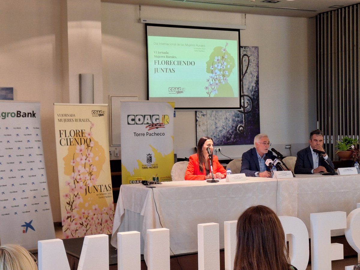 Josecarlosderec's tweet photo. Otro año más @AgroBank_CABK patrocina la jornada del área de #MujeresRurales de @COAGMurcia en Torre Pacheco. Este año hemos contado con la participación de nuestra Directora del CENI, Laura Fernández, exponiendo su experiencia y el programa de diversidad de @caixabank #Wengage https://t.co/w65tFhjcye