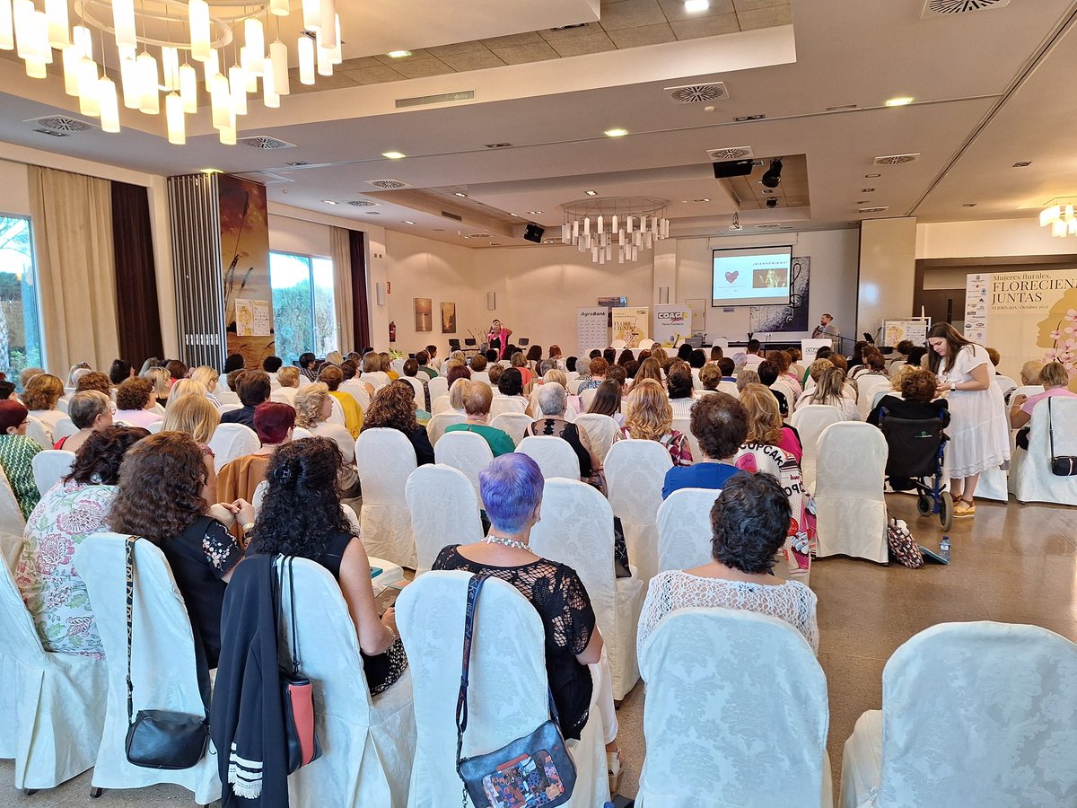Josecarlosderec's tweet photo. Otro año más @AgroBank_CABK patrocina la jornada del área de #MujeresRurales de @COAGMurcia en Torre Pacheco. Este año hemos contado con la participación de nuestra Directora del CENI, Laura Fernández, exponiendo su experiencia y el programa de diversidad de @caixabank #Wengage https://t.co/w65tFhjcye