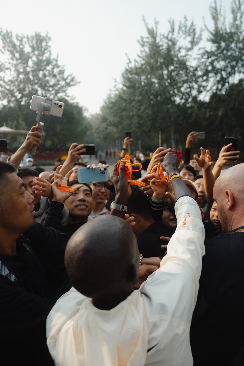 dsmfrunningteam's tweet photo. “Let us make this world a running world. Together.” - @EliudKipchoge visited Beijing and Shanghai for one week to experience the incredible running culture in China. https://t.co/NhzDegRo1Z
