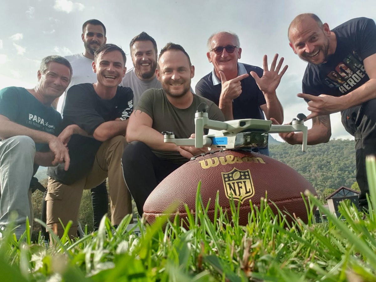 Match de #football #americain entre les stagiaires et les instructeurs Drone Process. une pause entre les cours de pratique pilote de drone. ça se passe comme ça chez Drone Process ! droneprocess.com #FormationDrone #JoinTheTeam #DroneProcess #FootballAmericain #NFL