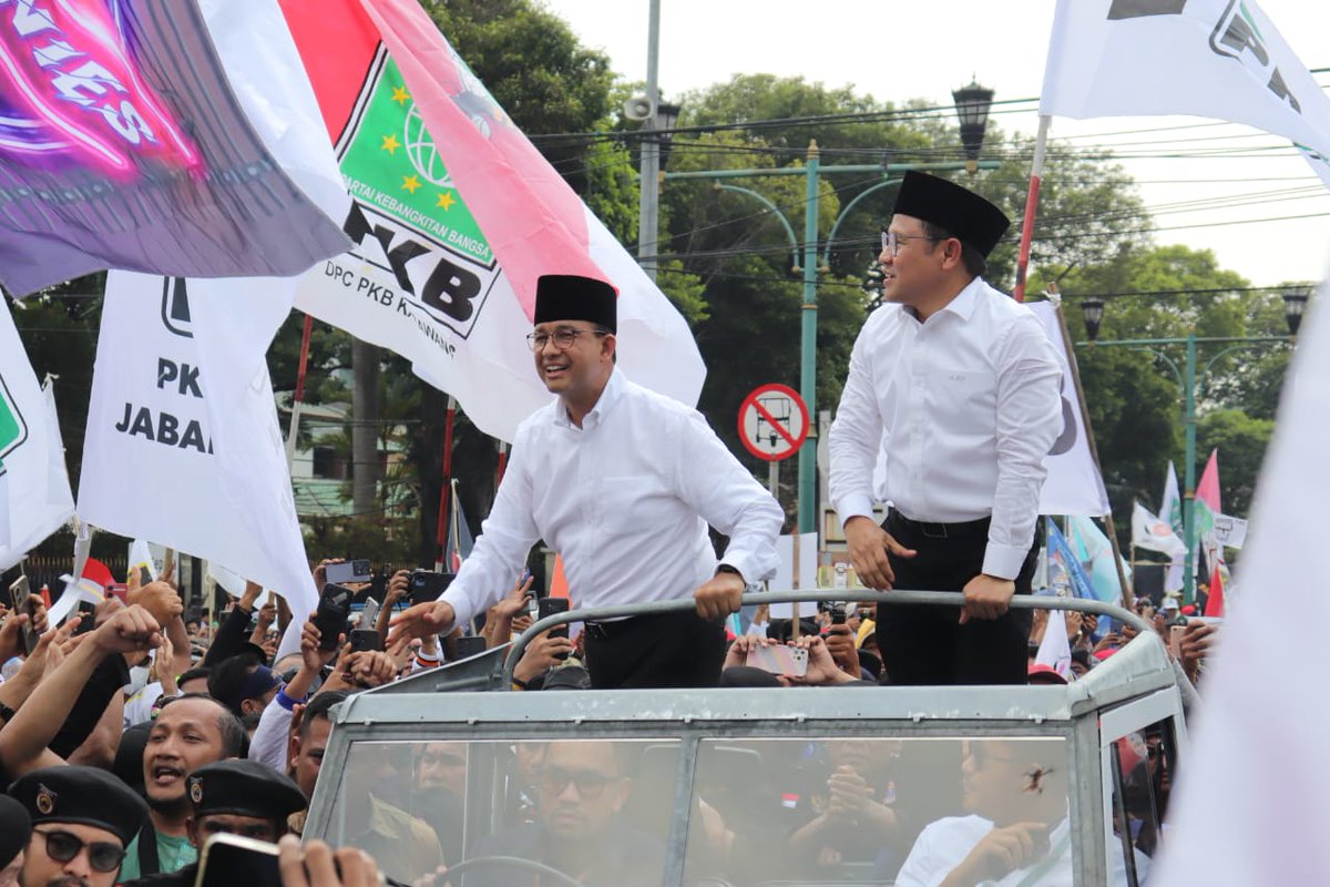fikricoffees's tweet photo. Luar biasa semangatnya!
Puluhan Ribu Masyarakat kawal AMIN 
@aniesbaswedan dan Gus @cakimiNOW daftar ke KPU!

Perubahan,berwawasan luas, visioner, komunikatif

#AniesMuhaimin2024
#AMINIndonesiaLebihBaik https://t.co/uWuJo4Q7vk