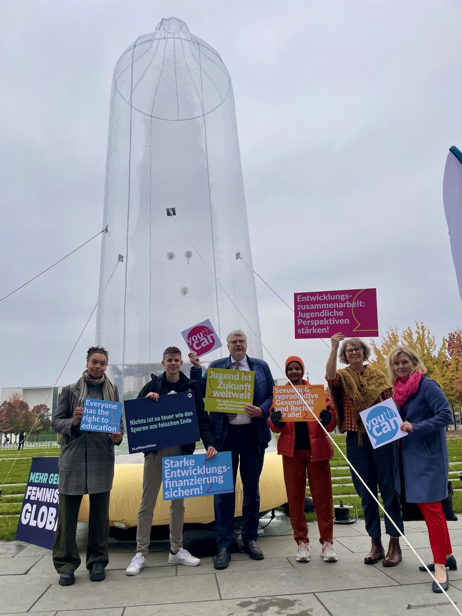 Ein sieben Meter hohes Kondom vor dem Bundestag ⁉️ Um reproduktive Rechte, Gesundheit und Bildung zu stärken, braucht es zukunftsorientierte finanzielle Zusagen für #Entwicklungszusammenarbeit🤝! Wir danken den Abgeordneten, die mit uns den Austausch gesucht haben #LuftNachOben