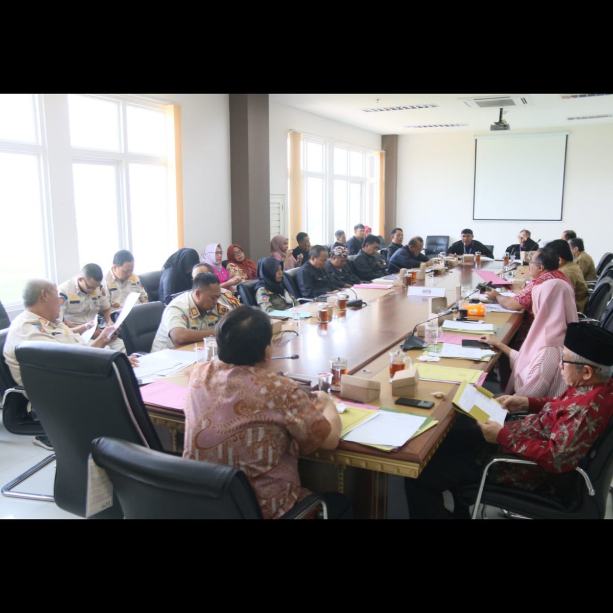 Komisi A DPRD Kabupaten Pemalang menggelar rapat kerja lantan bersama OPD mitra dalam rangka membahas Raperda APBD Kabupaten Pemalang tahun anggaran 2024. Rapat dipimpin oleh Edi Susilo S.H selaku Ketua Komisi A DPRD Kabupaten Pemalang. Kamis, (19/10/23).