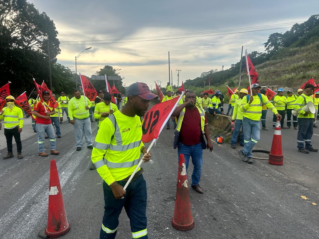 SuntracsPanama's tweet photo. Acciones a nivel nacional 
Cumplimiento del fallo de la Corte, el contrato es inconstitucional.
Moratoria minera.
Debate democrático, amplio y televisado
Referéndum YA
#MineríaEsMuerte
Howard https://t.co/twGuexDnnS