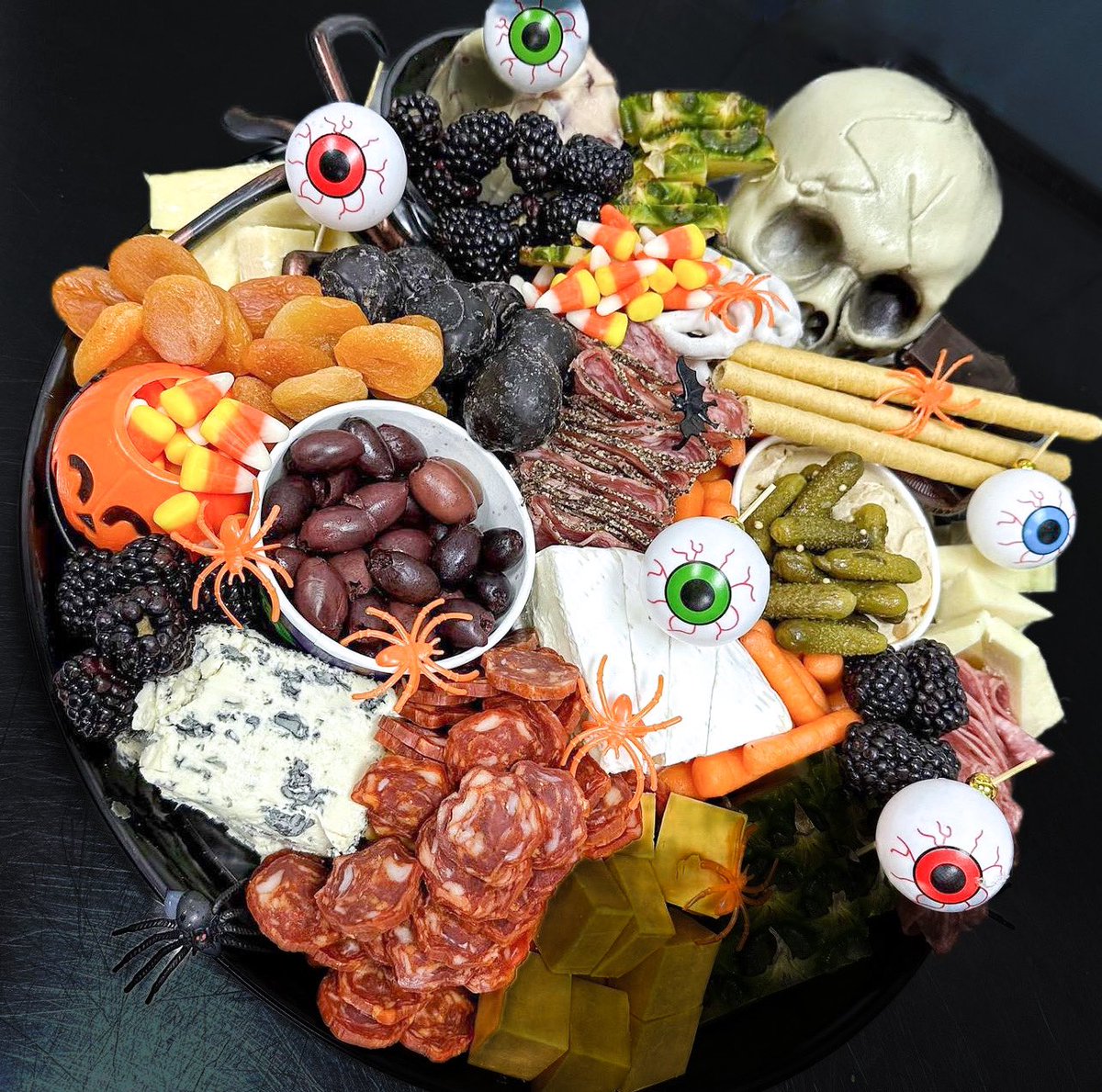 🎃💀Spooky Delicious from @krewedefromage 🥳!!
📷 #krewedefromage 
#halloweenfood #partyfoodideas #nycfood #nycbesteats #grazingplatter #festivefood #funfood #madeinnyc 
#nyccommercialkitchen #nycsharedcommercialkitchen #nyckitchenrental #nycrentalkitchen #harlemny #eterrakitchen