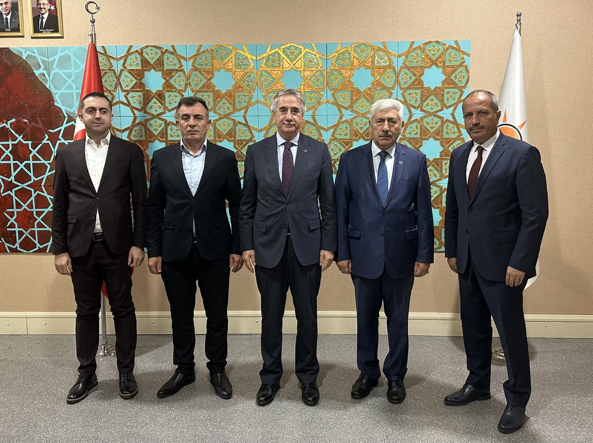 Dernek Başkanımız Fadıl Ülgen ve Yönetim Kurulu Üyelerimiz, AK Parti Yerel Yönetimler Bşk. Yrd. Mücahit Yanılmaz beyi makamında ziyaret ederek, başta Meslek Yüksek Okulu olmak üzere ilçemizin diğer sorunlarını kendilerine ilettik. 

İlgi ve alakalarından dolayı teşekkür ediyoruz.