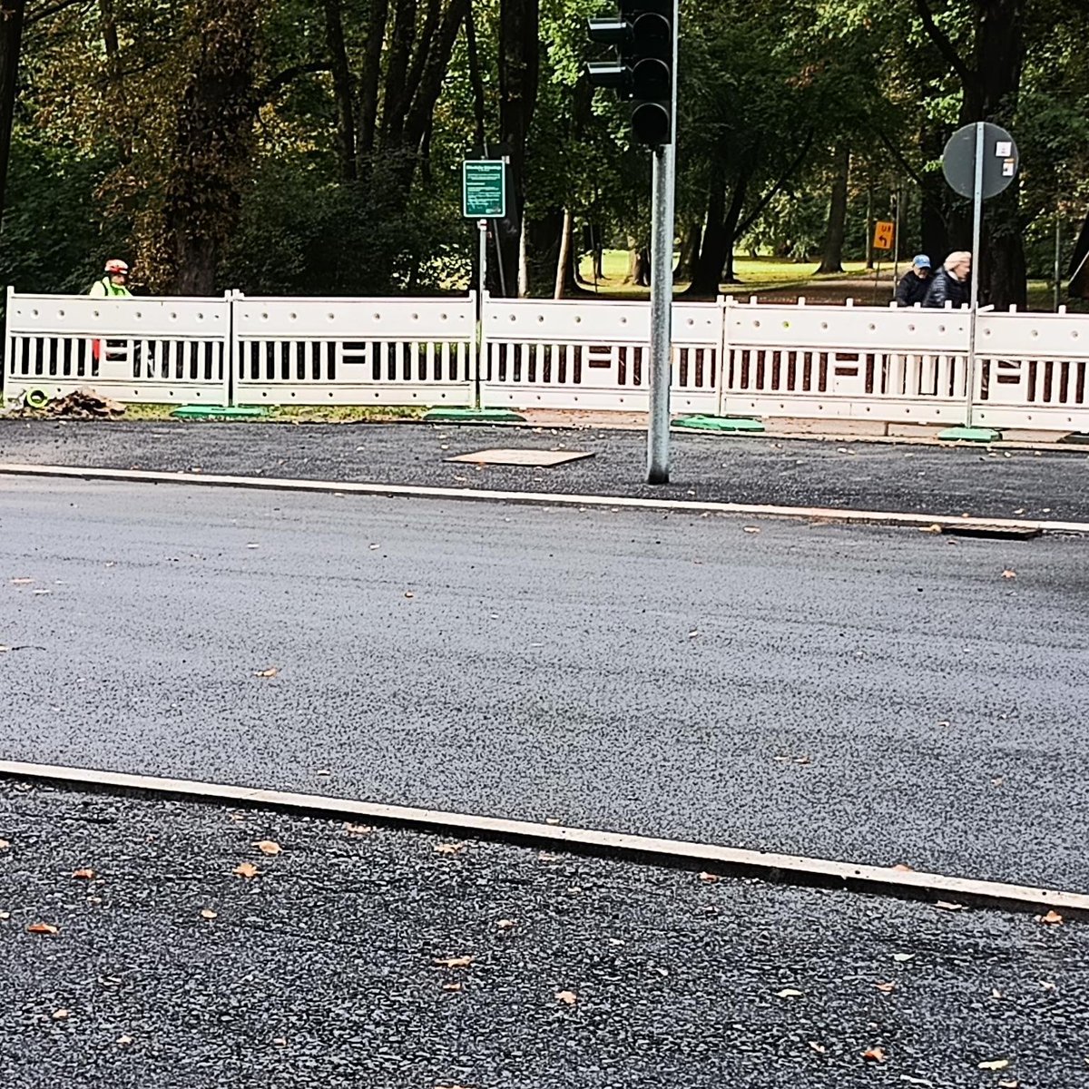 Wenn das Provisorium besser ist als das Endergebnis: Die Baustellenführung an der Scheffelstraße/Stadtpark war zwar kurvenreich, aber ohne Kanten - die neue Fahrbahn hat wieder (niedrige) Bordsteine. Keine Barrierefreiheit, nur -armut, keine Gleichbehandlung der Verkehrsarten.
