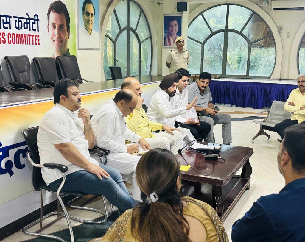 INCMinorityDL's tweet photo. 22 अक्टूबर को तिलक नगर चौक पर @INCDelhi की "जवाब दो-हिसाब दो" मुहिम के तहत होने वाली #विशाल_प्रतिज्ञा_रैली की तैयारी को लेकर आज दिल्ली प्रदेश कांग्रेस कमेटी के अध्यक्ष श्री @ArvinderLovely जी के नेतृत्व में बैठक हुई बैठक में चेयरमैन दिल्ली माइनॉरिटी श्री @AbdulWahidINC जी शामिल हुए ।

@kharge @RahulGandhi @ShayarImran @MukeshSharmaMLA @AmitMalik_INC